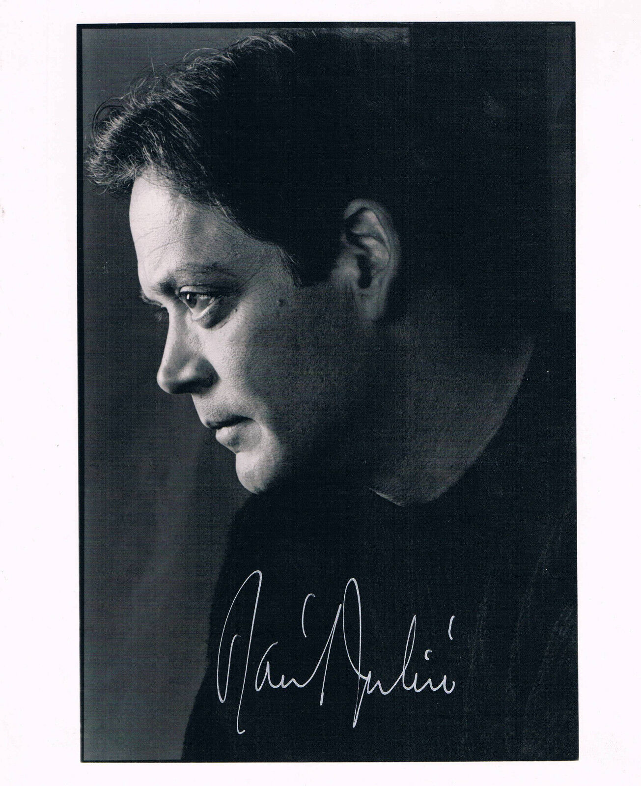 Raúl Juliá 1940-94 genuine autograph 8x10