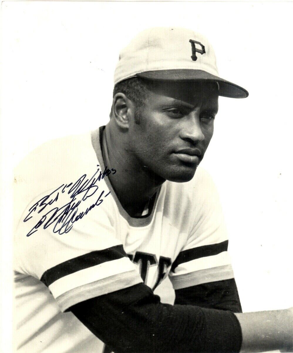 Roberto Clemente 8x10 SIGNED Photo Poster painting AUTOGRAPHED ( Pirates HOF ) REPRINT