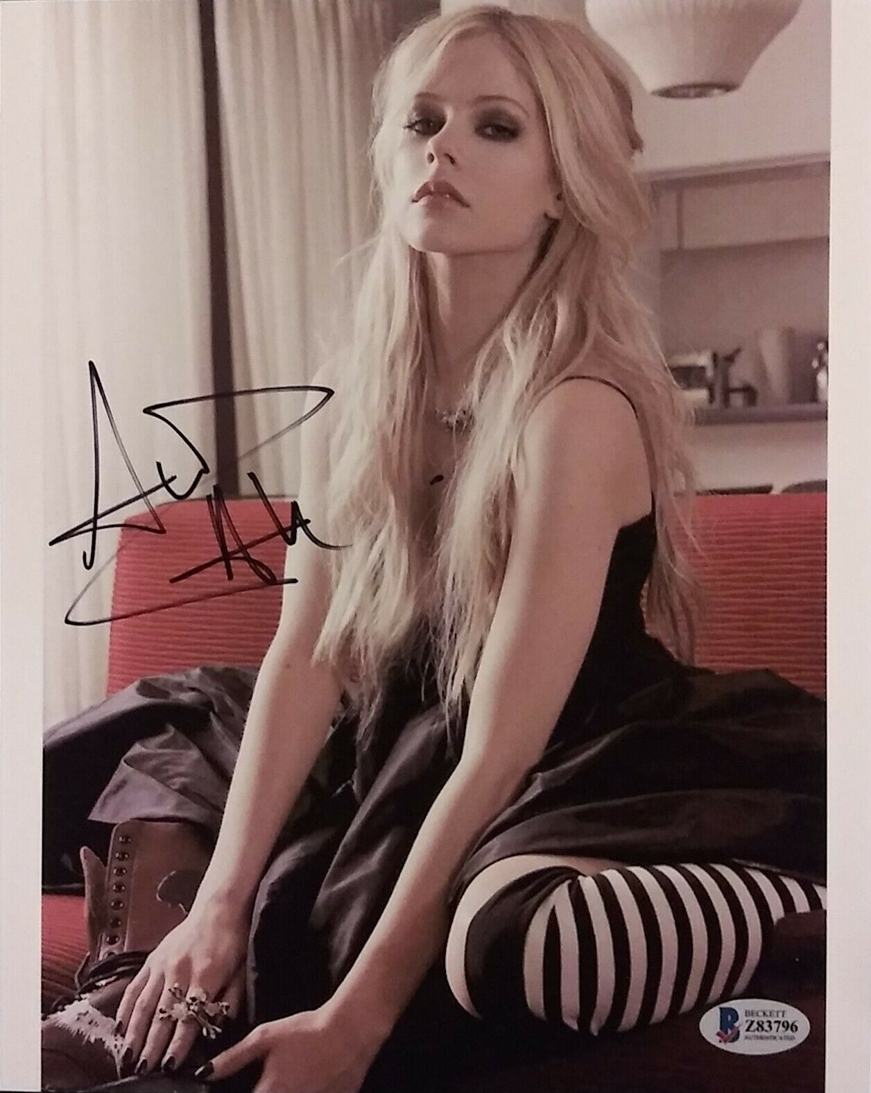 Avril Lavigne signed 8 x 10 COA BECKETT