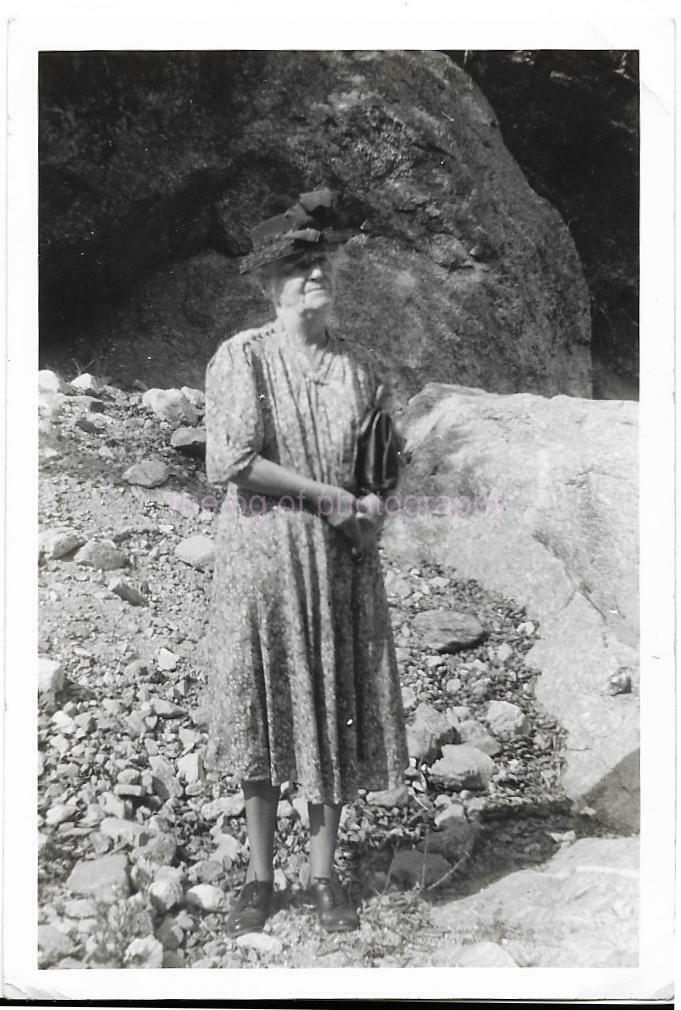 AN OLD WOMAN IN THE GREAT OUTDOORS b + w FOUND Photo Poster painting Original Portrait 011 9 C