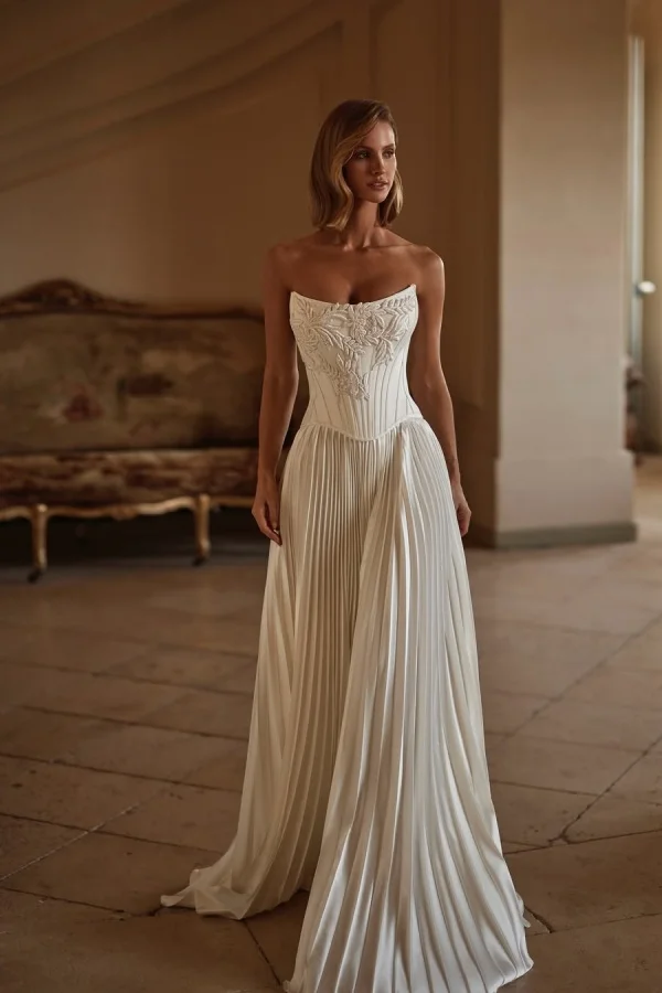 Strapless Cream-colored Pleated Wedding Dress With Appliques ZT0572