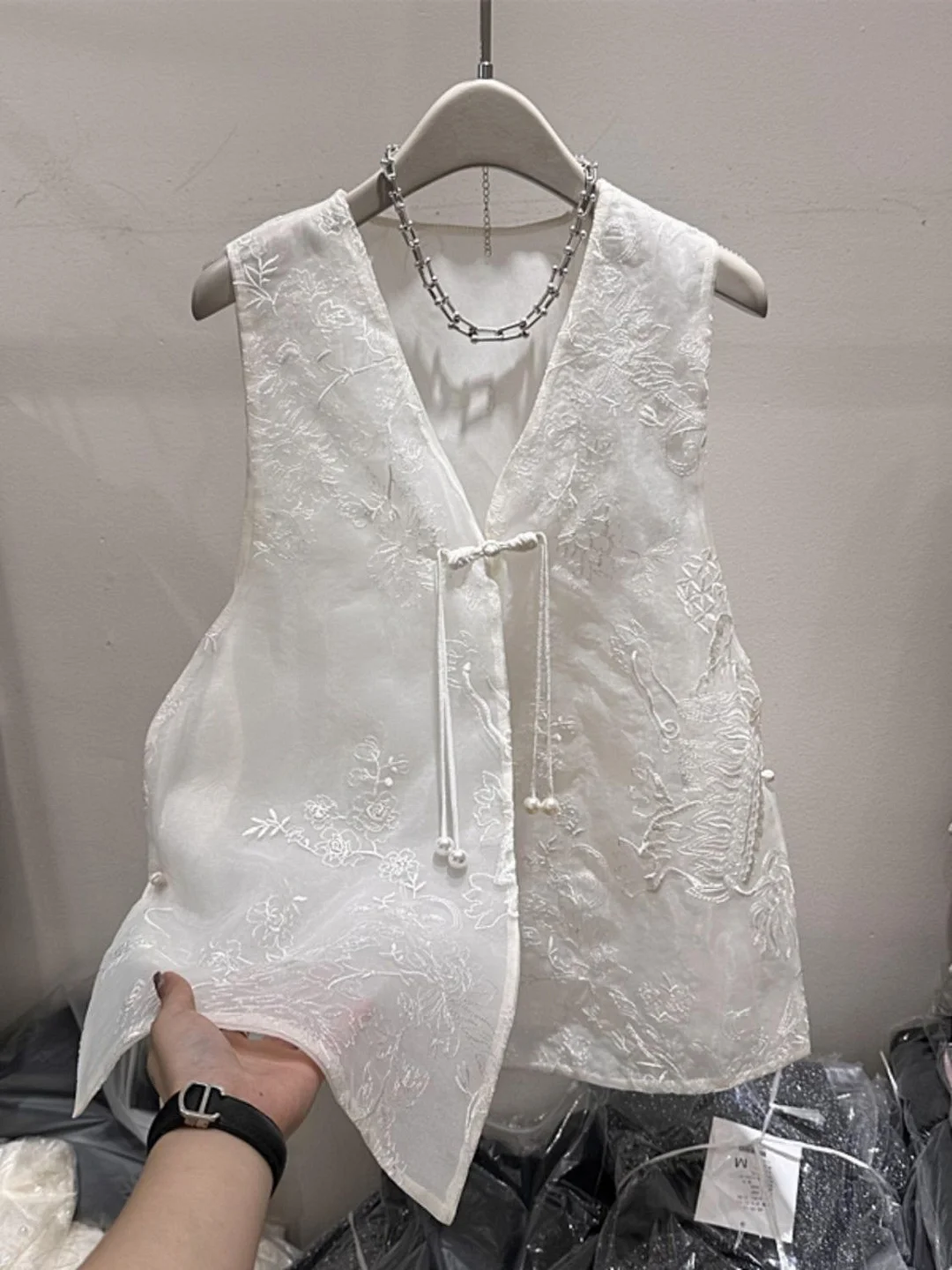 Ueong Vest Women's Summer 2024 New Design Feeling Of European Root Yarn Embroidery New Chinese Style Outside Folded Horse Clip