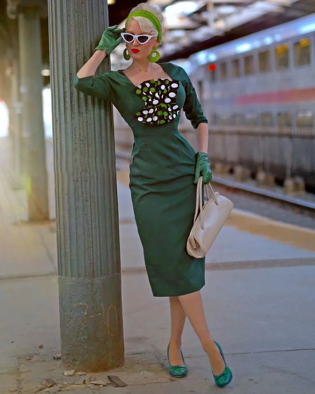 Long retro dress with square collar