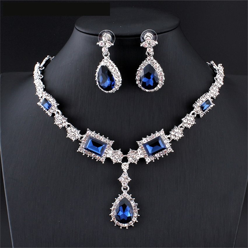 Two-piece set of elegant rhinestone necklace and earrings