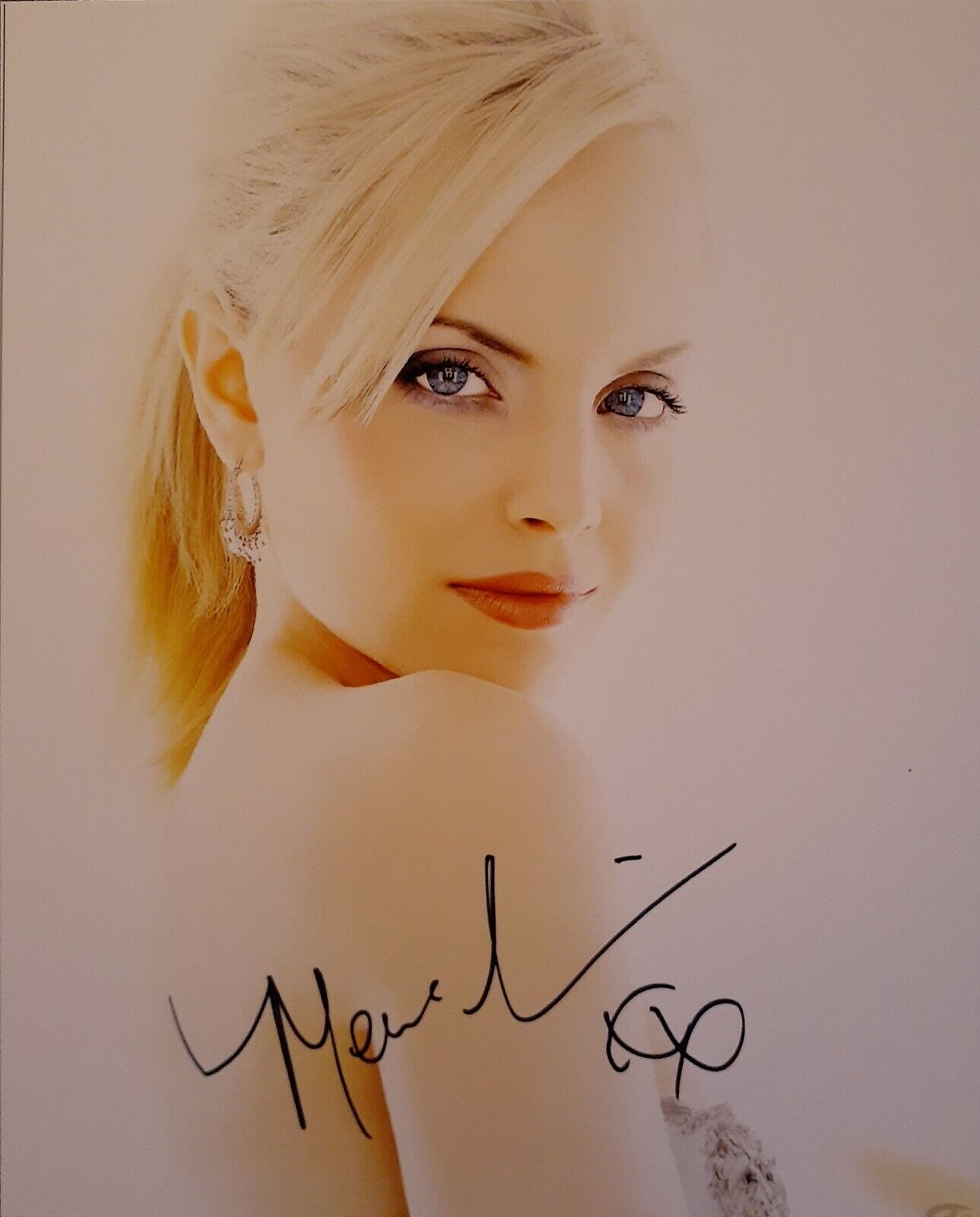 Mena Suvari signed 8x10