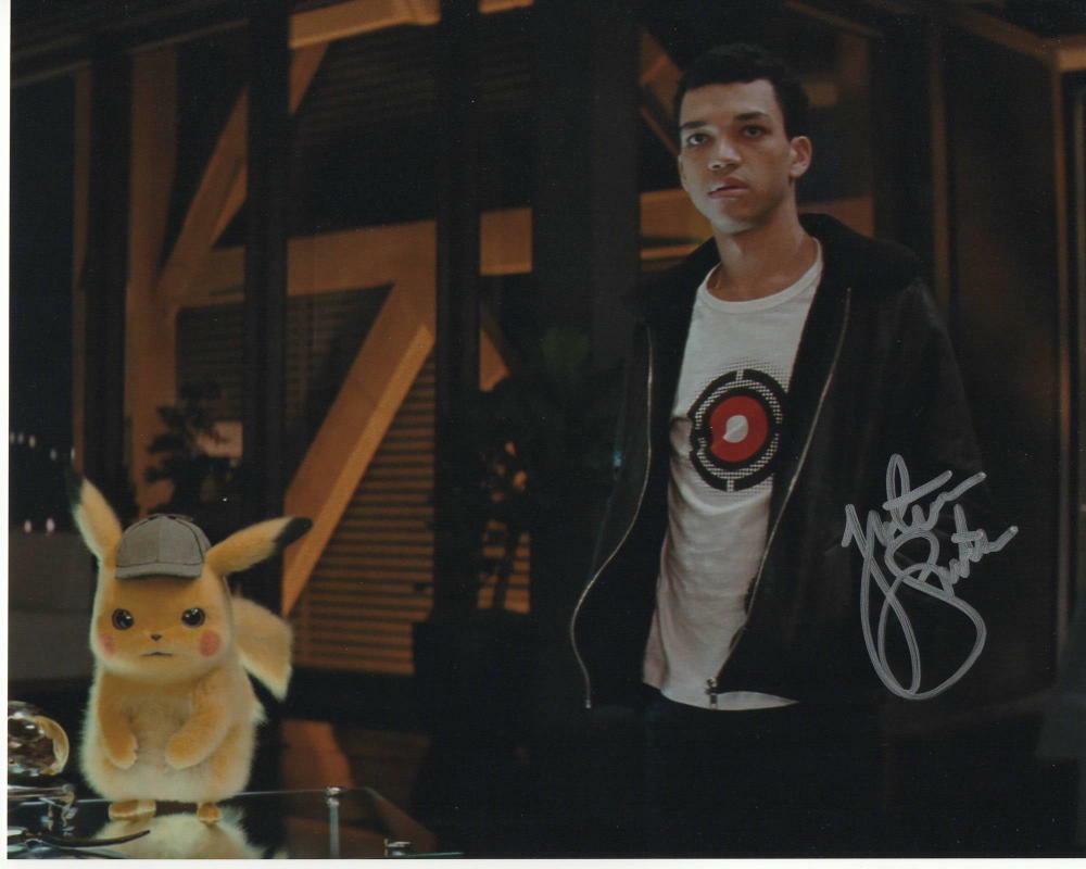 JUSTICE SMITH - SIGNED AUTOGRAPHED 8x10 Photo Poster painting - POKEMON DETECTIVE PIKACHU E