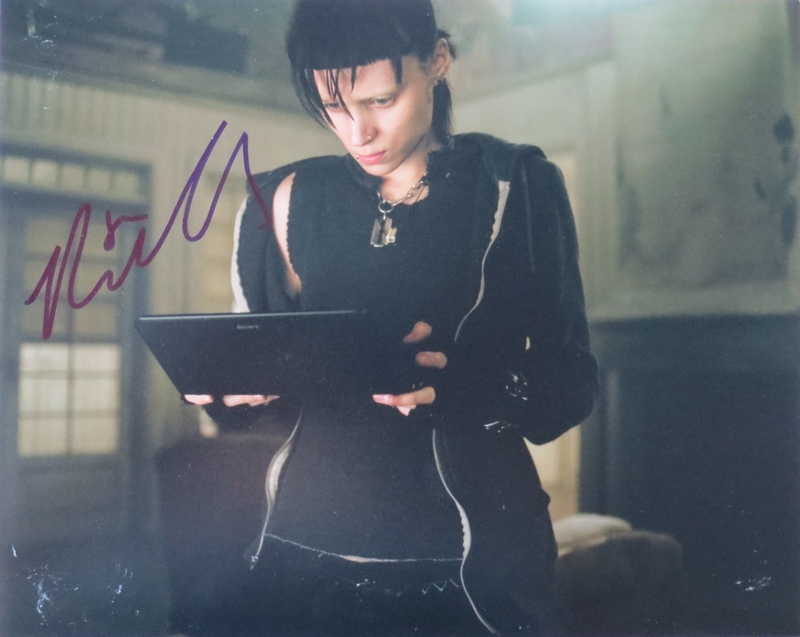 Rooney Mara Signed The Girl With The Dragon Tattoo 8x10 Photo Poster painting (PSA/DNA) #T17722