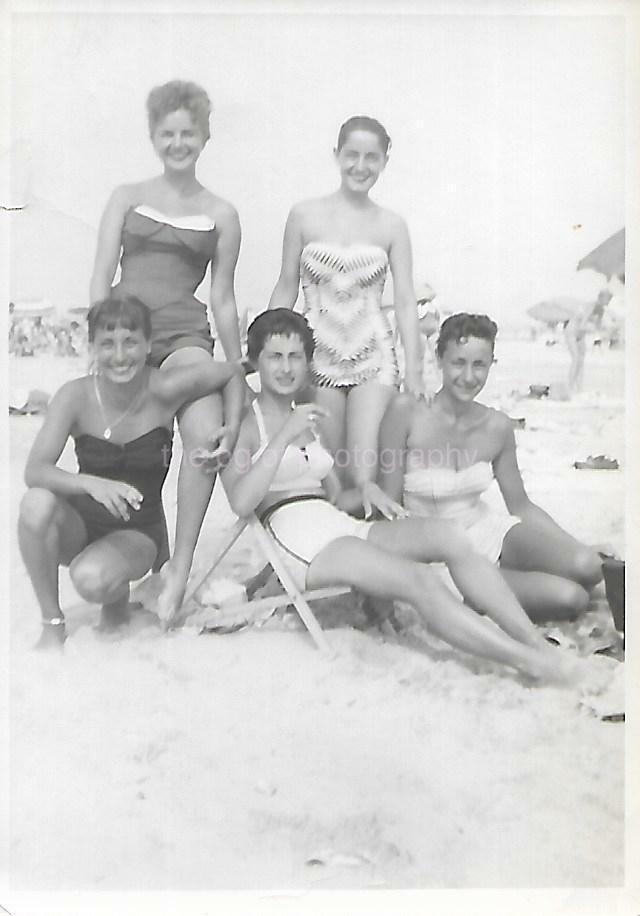 Found Photo Poster paintinggraph bw 40's 50's BEACH GIRLS Original Portrait VINTAGE 19 20 I