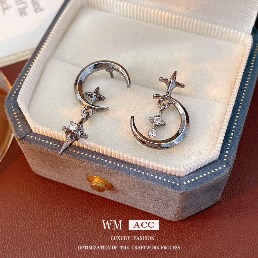 Silver needle and diamond-encrusted asymmetrical star and moon earrings fashionable and unique minimalist style light luxury niche high-end earrings for women