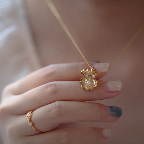 Gold Shell Charm Necklace SP19130