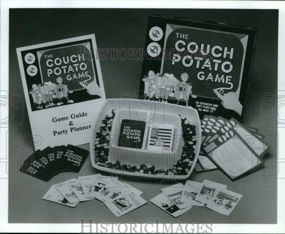 Press Photo Poster painting The Couch Potato Game with Cards and Pieces - sax29156