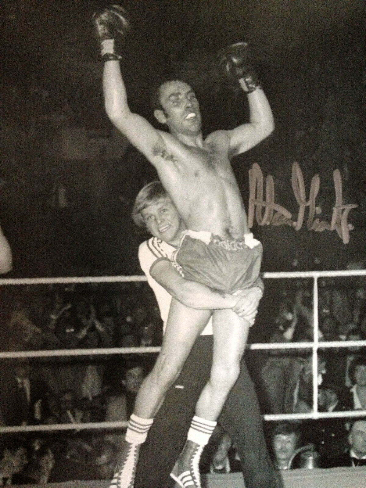 ALAN MINTER - FORMER WORLD CHAMPION - BRILLIANT SIGNED B/W VICTORY Photo Poster painting