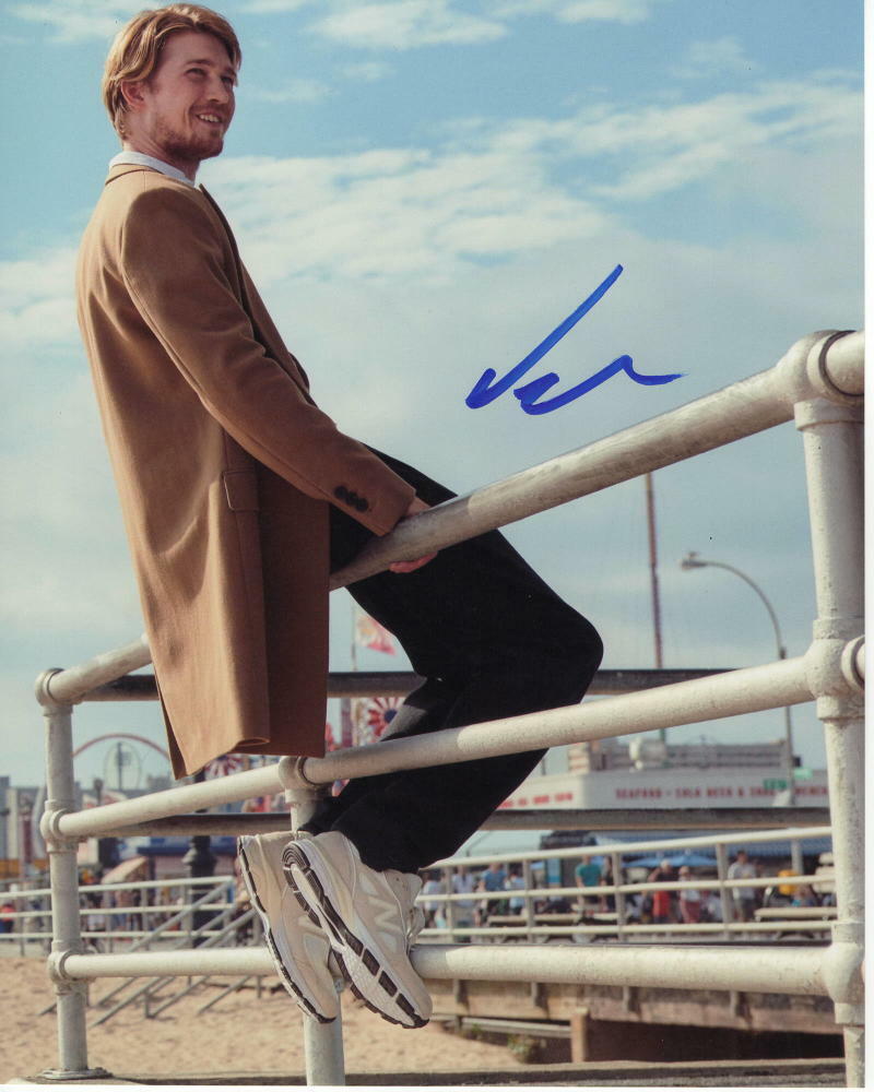 JOE ALWYN SIGNED AUTOGRAPHED 8X10 Photo Poster painting - SEXY STUD, TAYLOR SWIFT, THE FAVOURITE