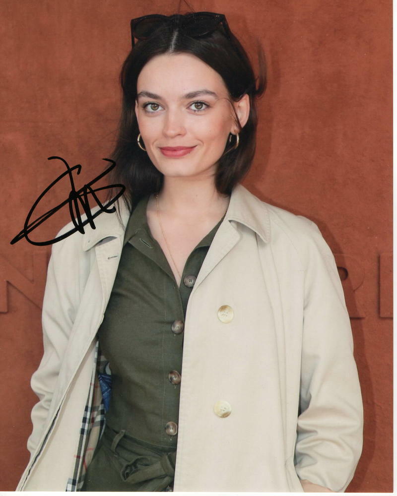 EMMA MACKEY SIGNED AUTOGRAPH 8x10 Photo Poster painting - SEX EDUCATION, MARGOT ROBBIE LOOKALIKE