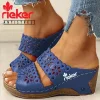 Sandały Rieker® skórzane, haftowane, miękkie, ortopedyczne na koturnie