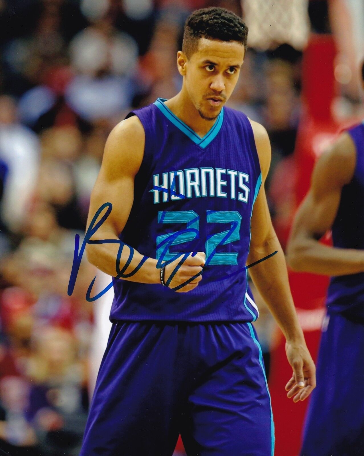 Brian Roberts autographed 8x10 Charlotte HornetsC246