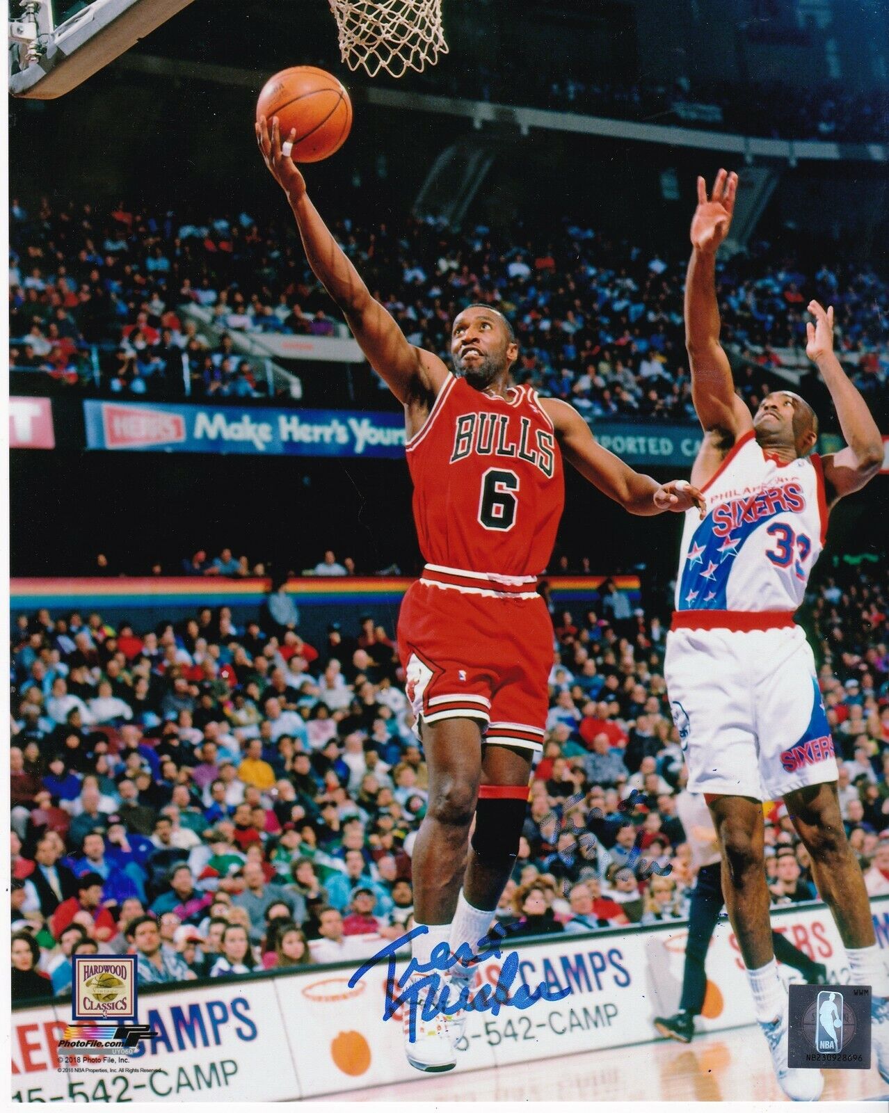 TRENT TUCKER CHICAGO BULLS ACTION SIGNED 8x10