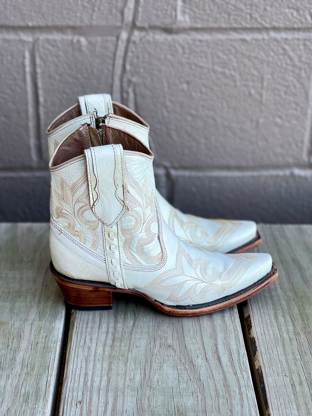 Circle G by Corral Women’s Pearl White Embroidered Shortie Boots L5916
