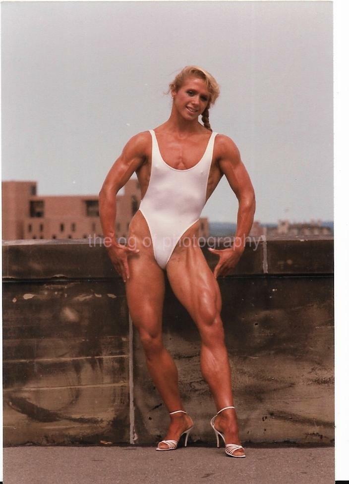 Pretty Woman FOUND Photo Poster painting Color MUSCLE GIRL Original EN 21 60 X