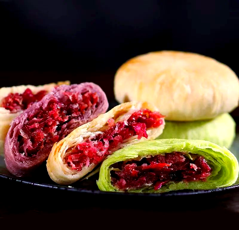 yunnan specialty flower cake is unique to Yunnan's edible rose feeding nuts is with the characteristics of Yunnan snacks Yunnan classic representative