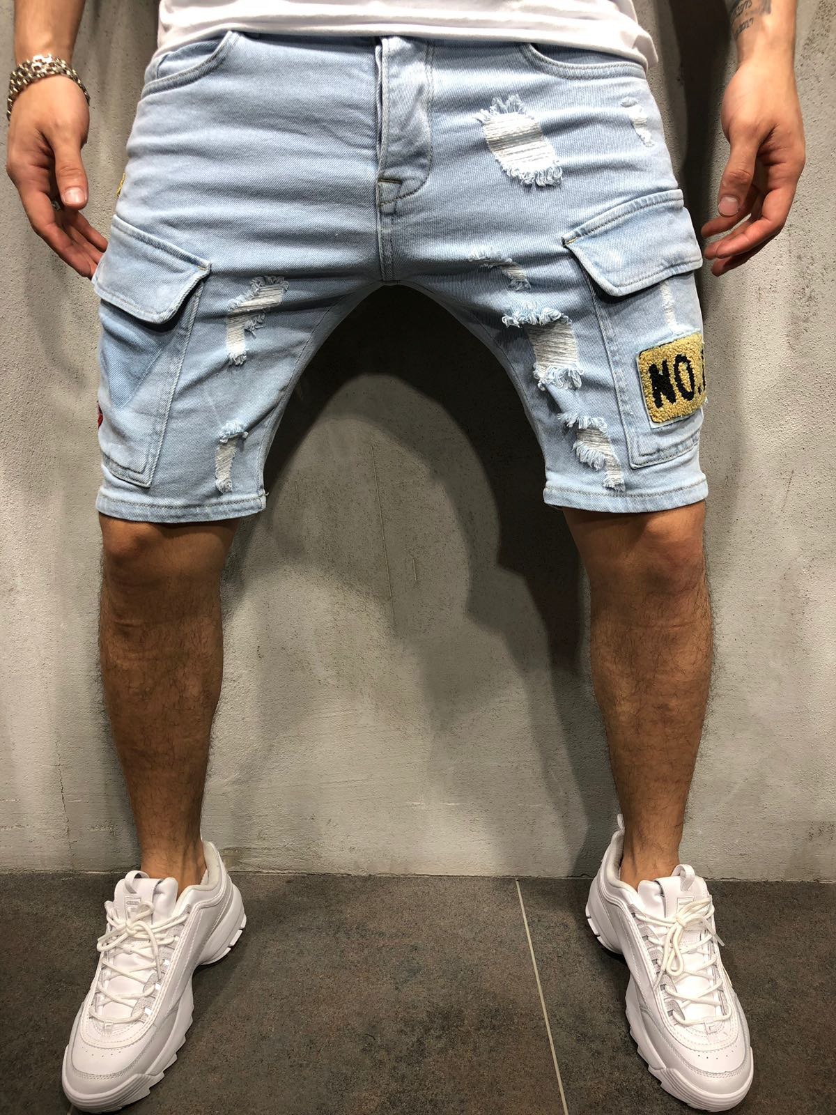 blugi-deschisi-la-culoare-cu-e