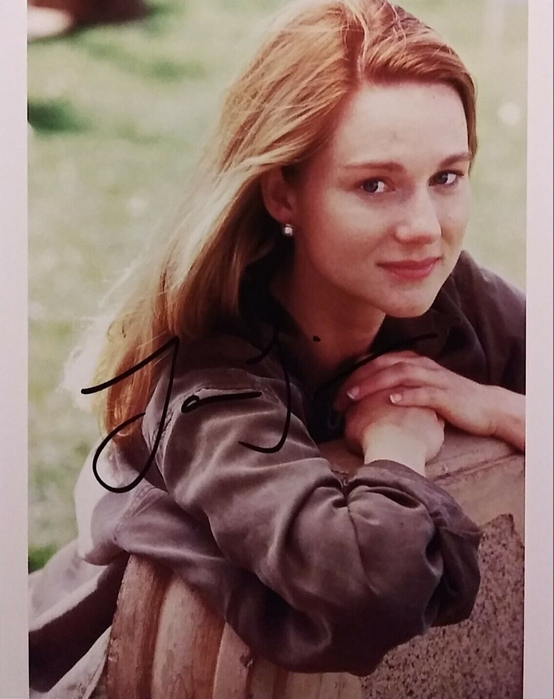 Laura Linney signed 8x10