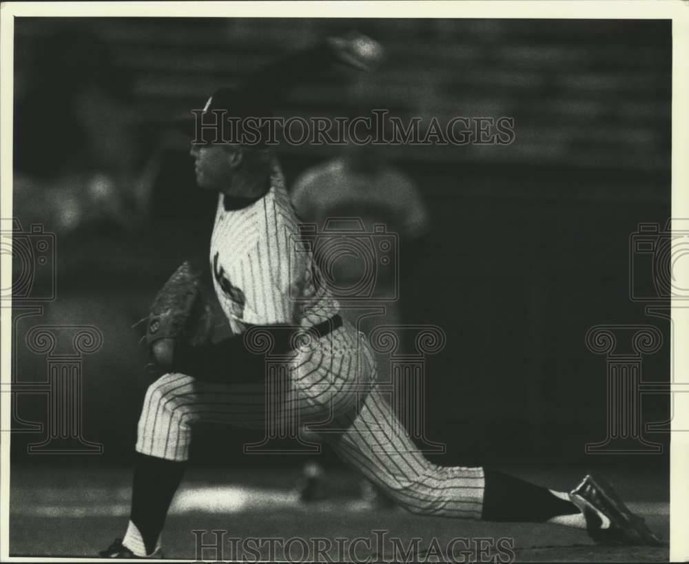 Press Photo Poster painting Yankees baseball pitcher Wade Taylor in action - tus06151