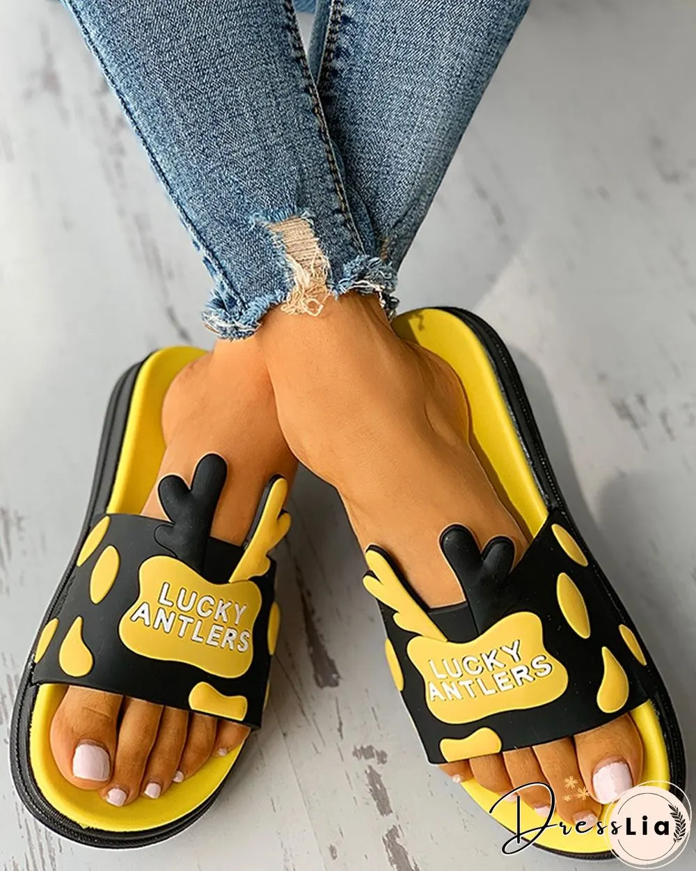 Colorblock Cartoon Letter Pattern Slippers