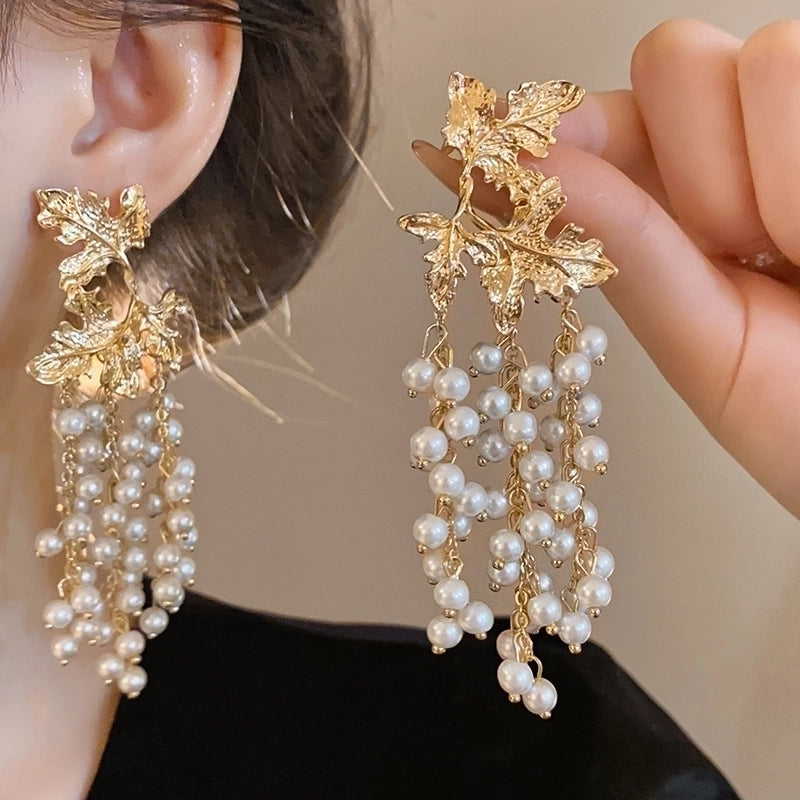 1 Pair Elegant Streetwear Maple Leaf Tassel Inlay Alloy Imitation Pearl Drop Earrings