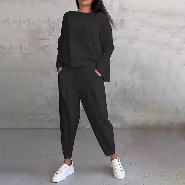 Two-piece set with long sleeves and trousers with a round neck
