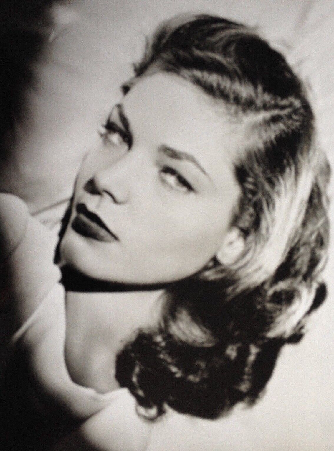 LAUREN BACALL ( 6 ) - LEGENDARY HOLLYWOOD ACTRESS - SUPERB UNSIGNED Photo Poster paintingGRAPH