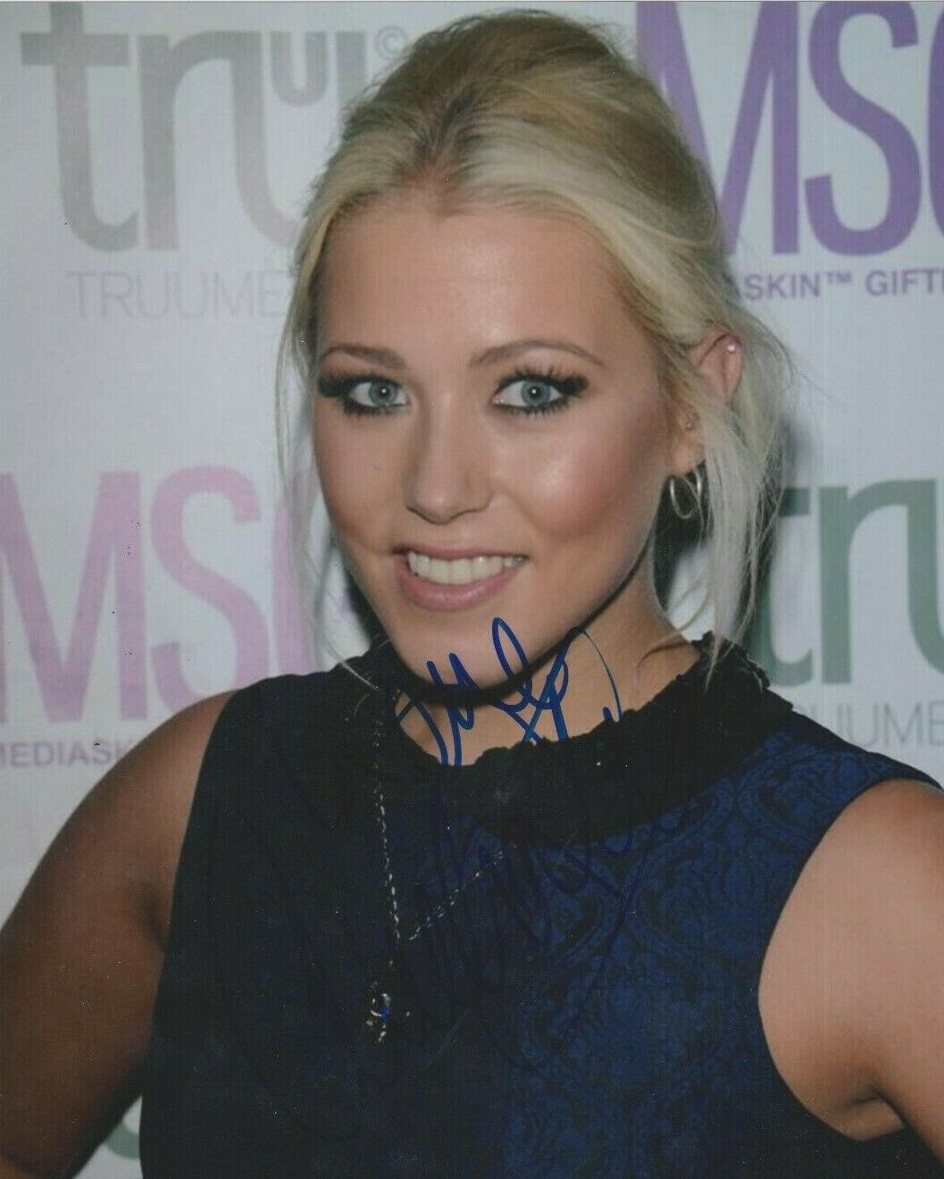 Amelia Lily **HAND SIGNED** 10x8 Photo Poster painting ~ AUTOGRAPHED