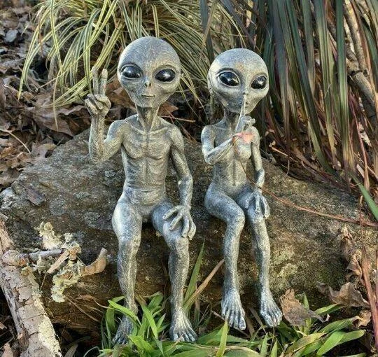 Garden Mini Alien Resin Statue
