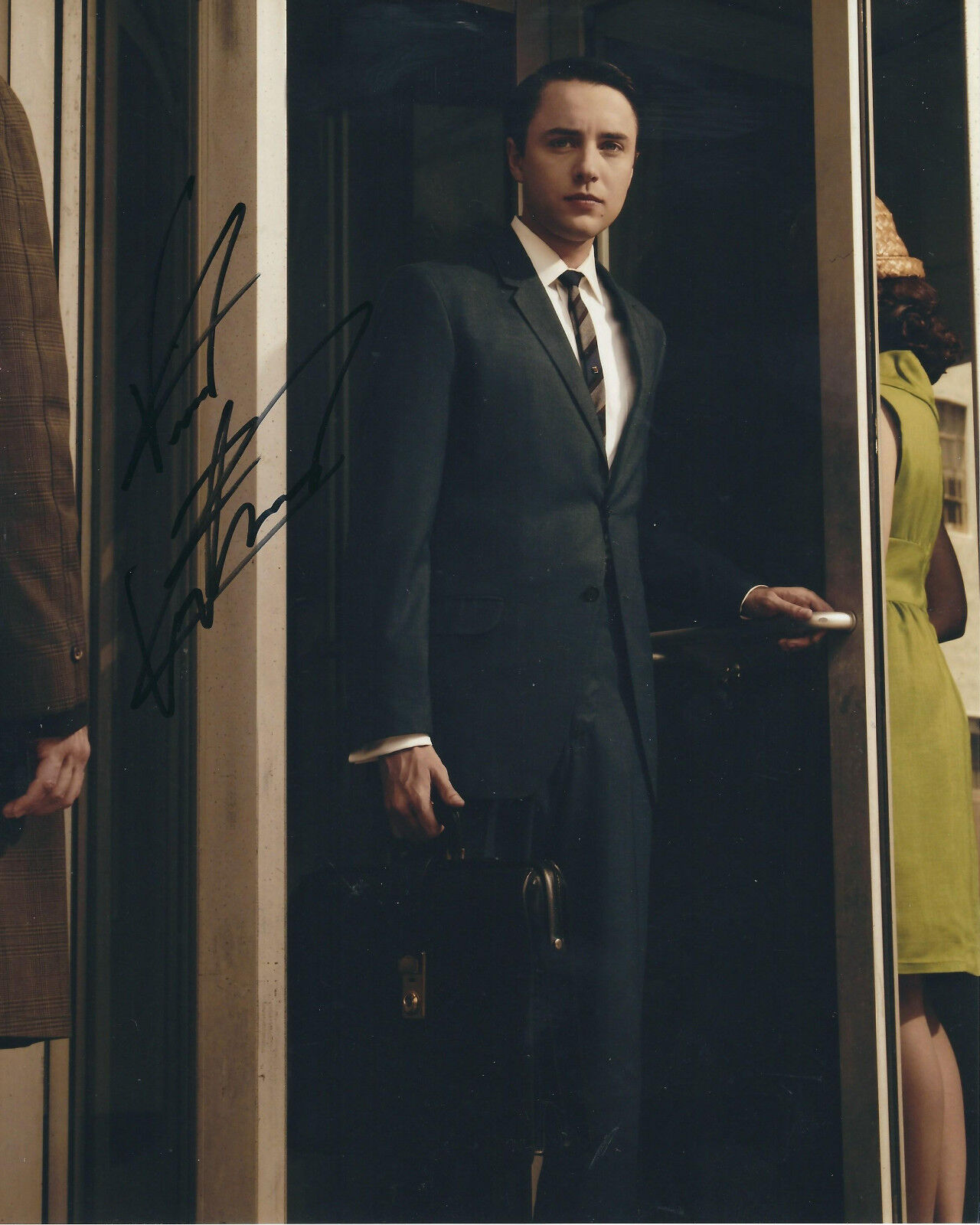 VINCENT KARTHEISER MAD MEN AUTOGRAPHED Photo Poster painting SIGNED 8X10 #2 PETE CAMPBELL