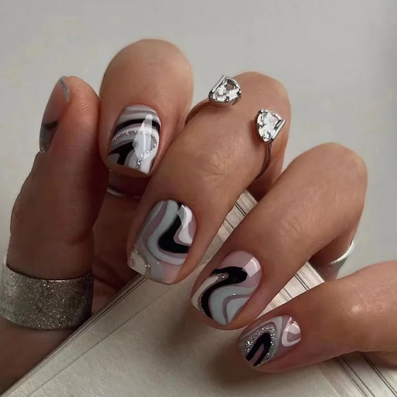 Qinice 24Pcs Short Retro Flower Design Nails Manicure Art Pink False Nails Wearable Square Fake Nails Press on Full Cover Nail Tips
