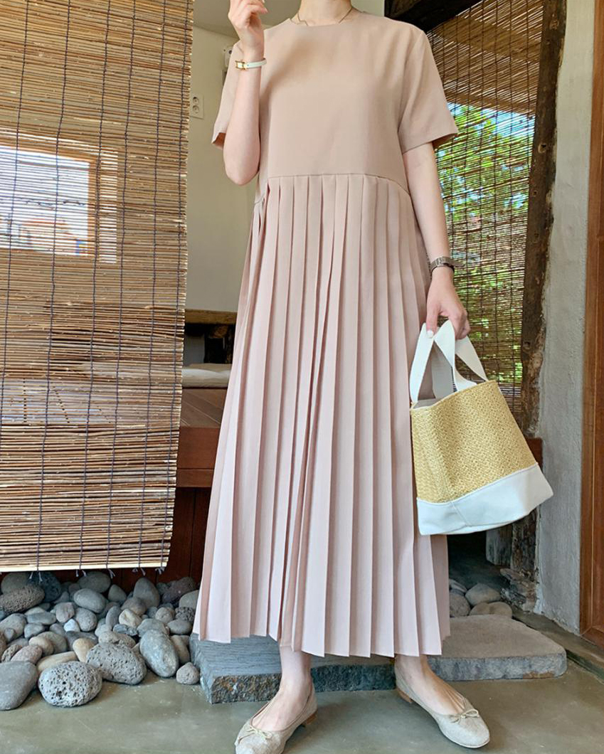 Pleated Short Sleeve Round Neck Solid Color Midi Dress