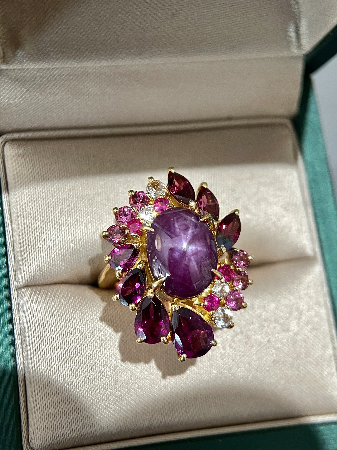 S196 星光红宝石18k金戒指，主石8.98ct，辅石不明确5.30ct，钻石0.07ct，58.5/18.5码【天然宝石有正常内包色带，华贵，侧面轻微小伤，不影响佩戴，社交距离ok】