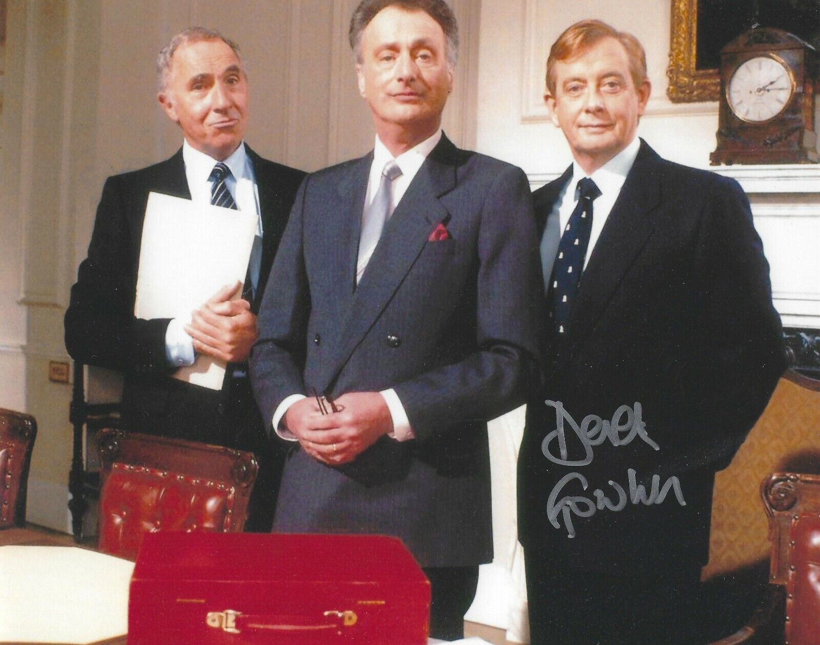 DEREK FOWLDS SIGNED 8x10 YES MINISTER Photo Poster painting 2 UACC & AFTAL RD AUTOGRAPH