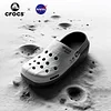 Nowe buty antygrawitacyjne CROCS x NASA zapewniają zerową grawitację. Stylowy styl. Bezkonkurencyjna innowacja.