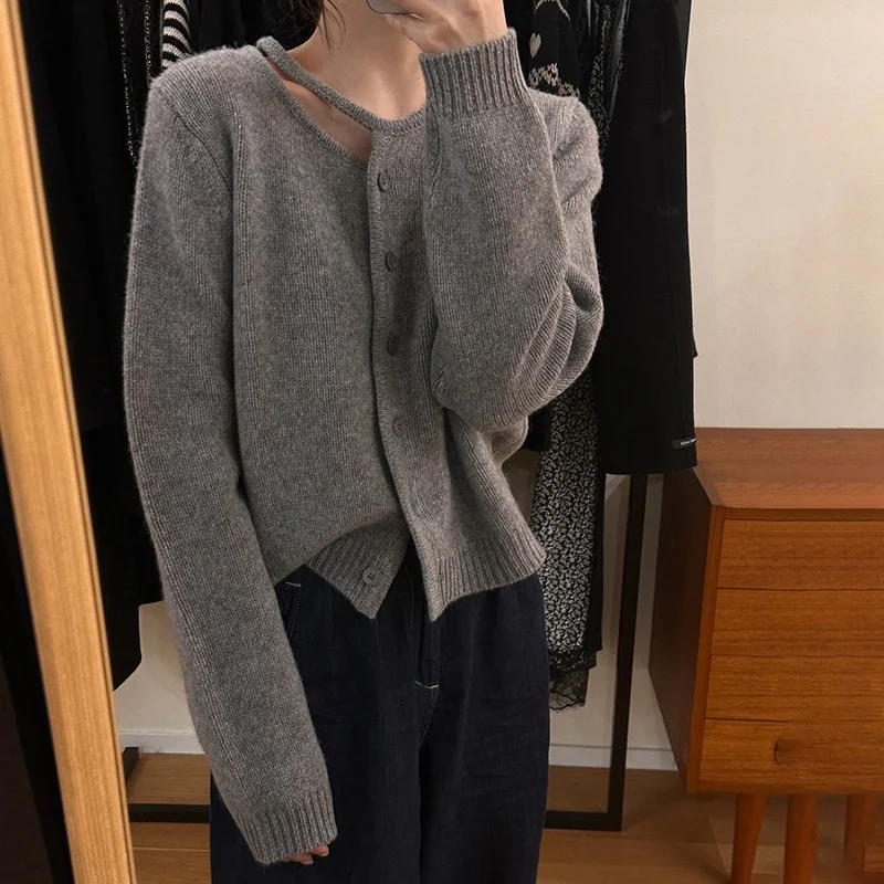Uveng Uveng Heart Machine Women's Neckline Hollow Single Buckle Knitted Shirt 2024 New Loose Winter Small Sweater