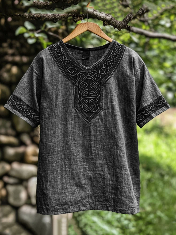 Simpfit Herren-T-Shirt aus Leinen mit V-Ausschnitt im Wikinger- und Kelten-Knoten-Design