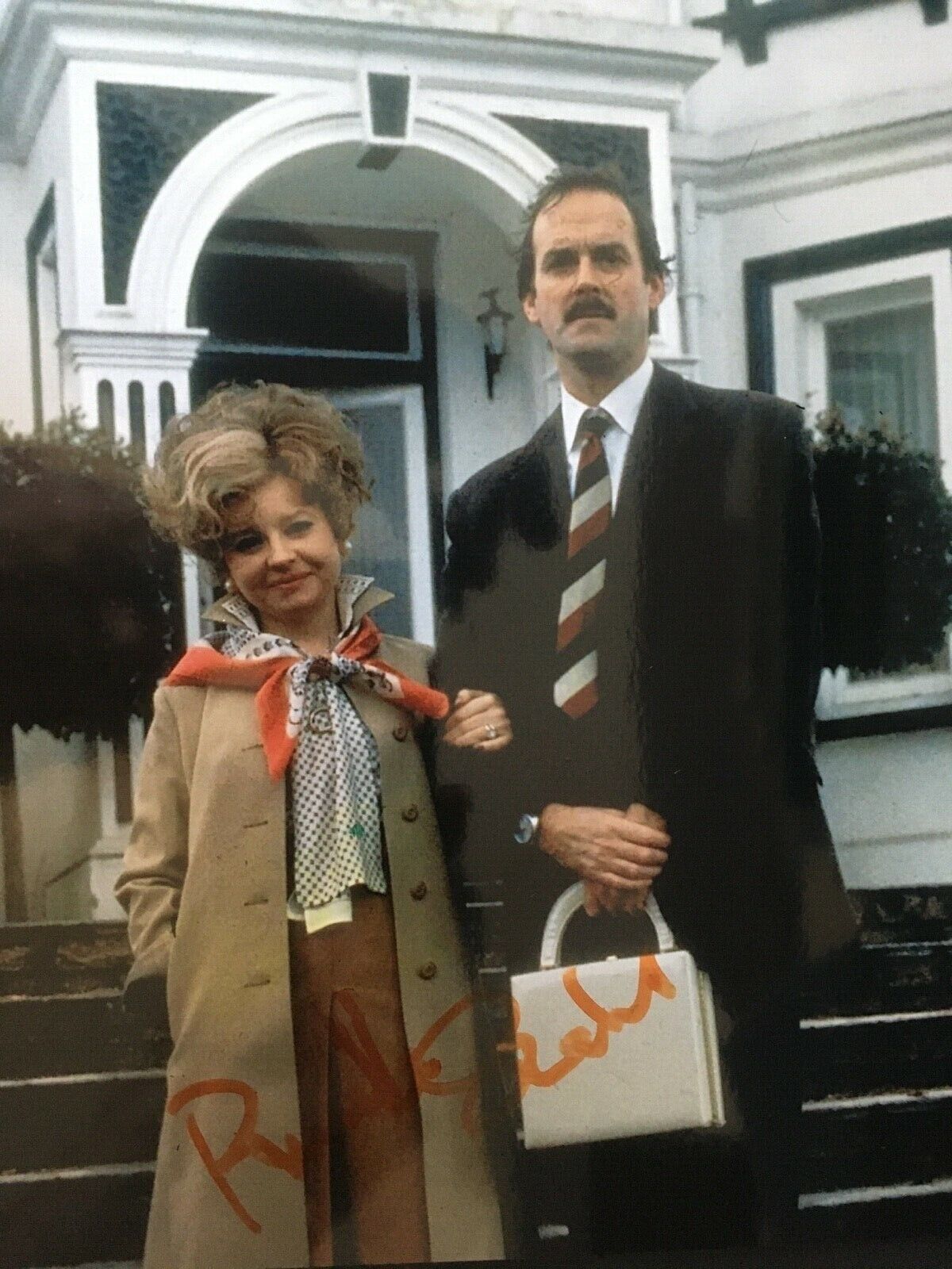 PRUNELLA SCALES - FAWLTY TOWERS ACTRESS - EXCELLENT SIGNED COLOUR Photo Poster paintingGRAPH