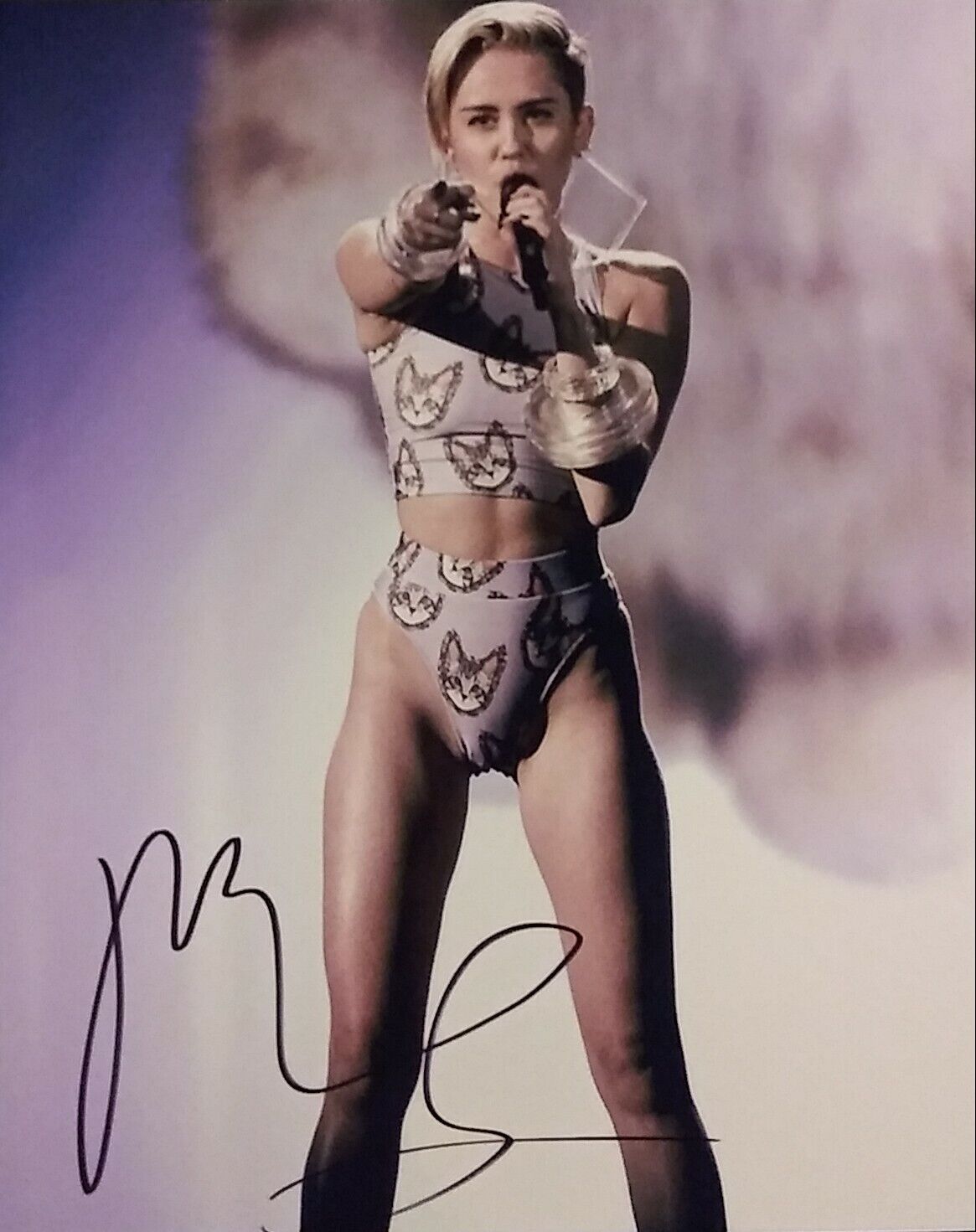 Miley Cyrus signed 8 x 10