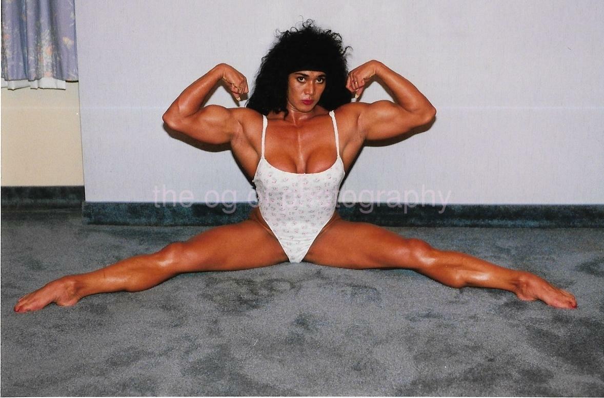 MUSCLE WOMAN 80's 90's FOUND Photo Poster painting Color FEMALE BODYBUILDER Original EN 17 5 O