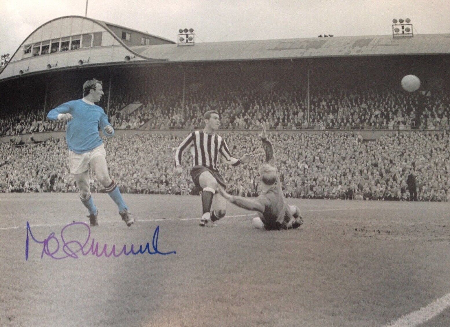 MIKE SUMMERBEE - MANCHESTER CITY LEGEND - SUPERB SIGNED COLOURISED Photo Poster paintingGRAPH