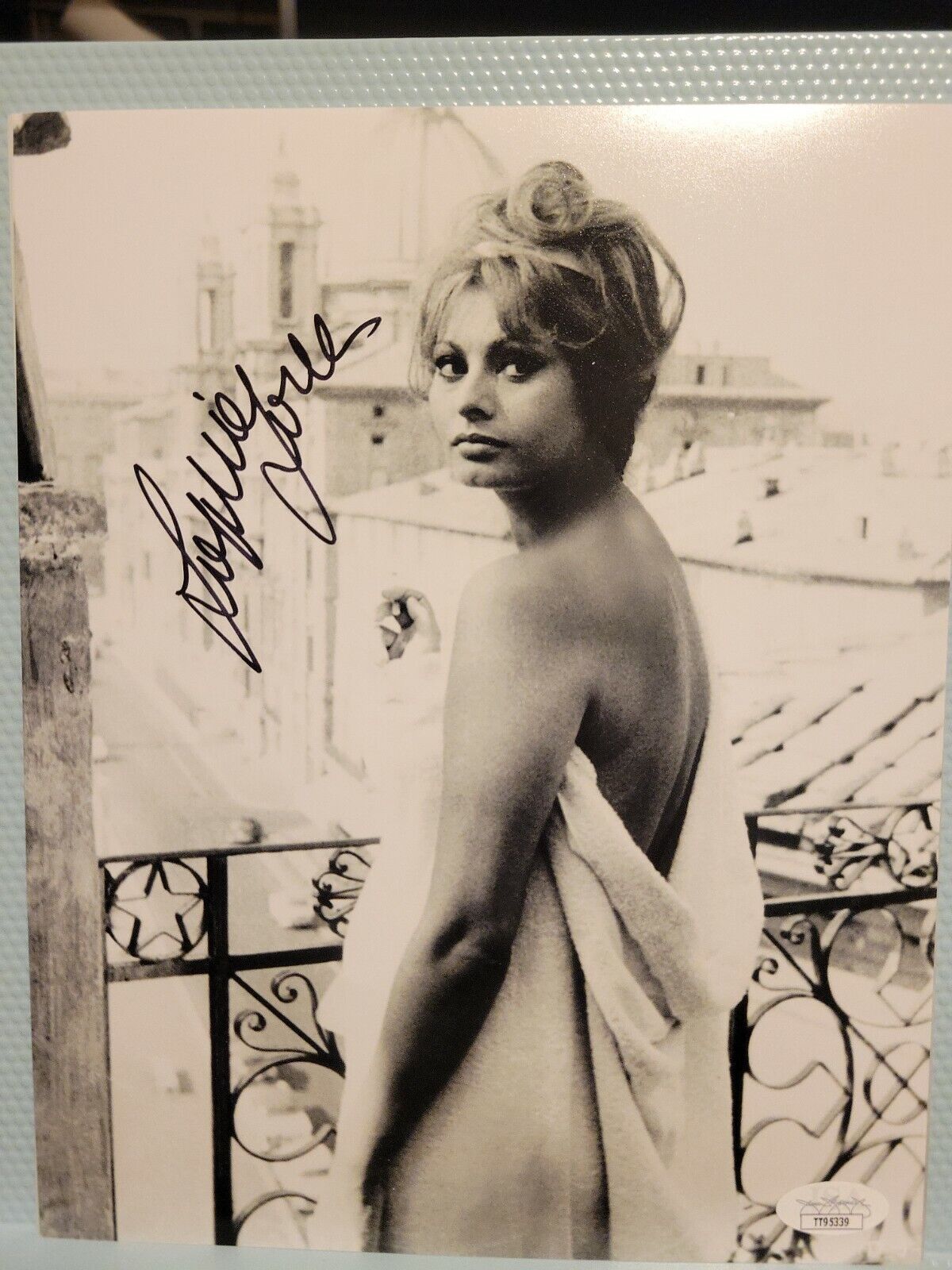 Sophia Loren signed 8x10 Photo Poster painting Sexy Hot Actress Autographed JSA COA TT95339