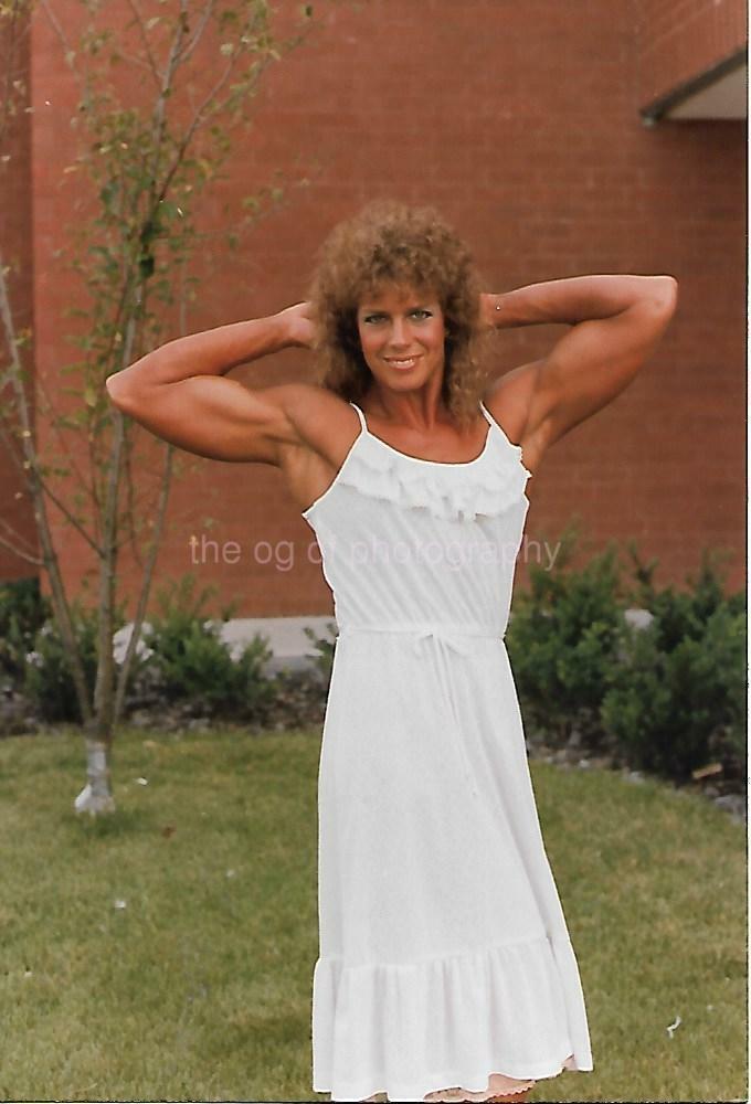 FEMALE BODYBUILDER 80's 90's FOUND Photo Poster painting Color MUSCLE GIRL Original EN 21 57 N