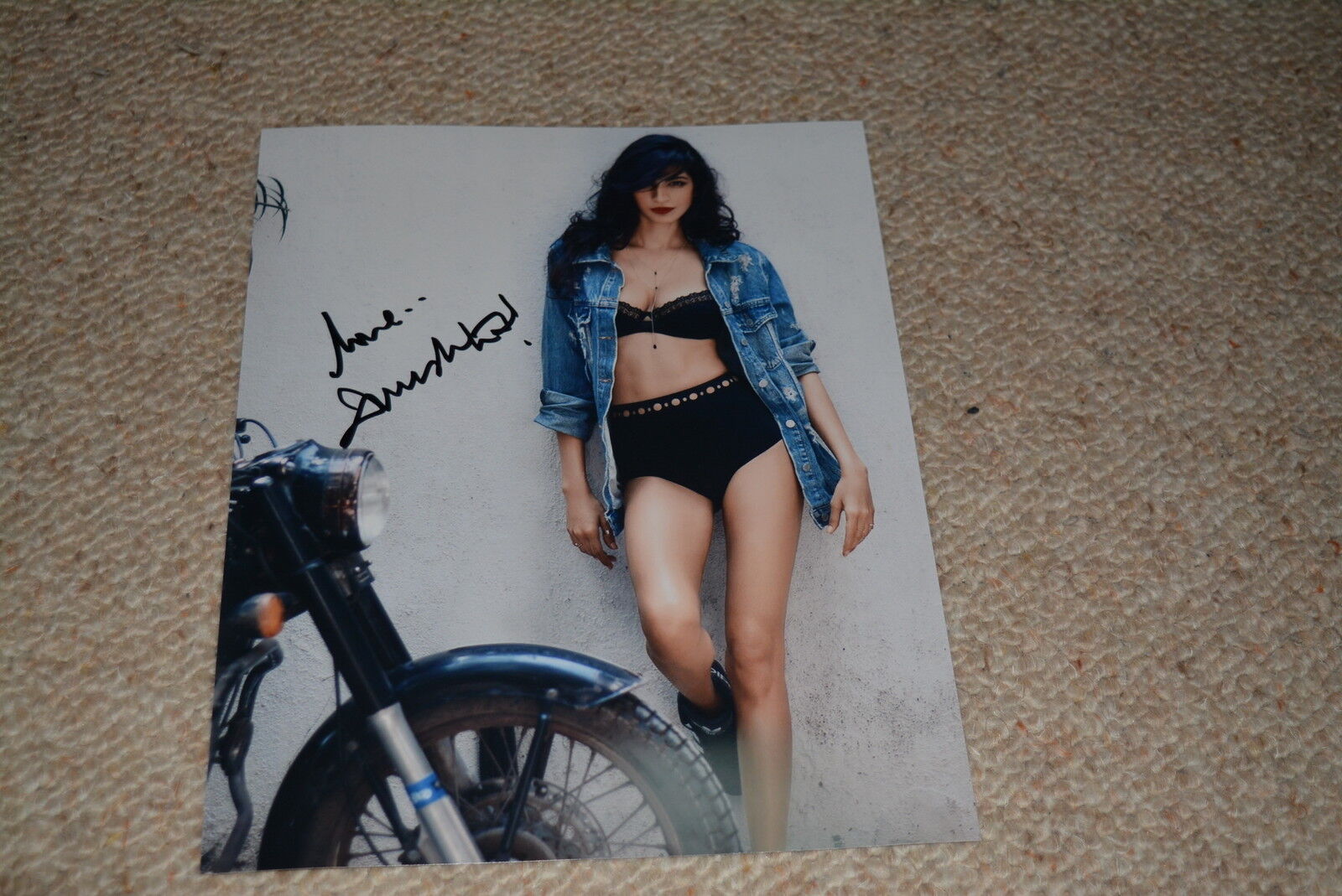 ANUSHKA MANCHANDA signed autograph In Person 8x10 (20x25 cm) BOLLYWOOD singer