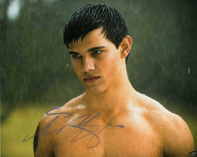 TAYLOR LAUTNER NEW MOON WOLFPACK SIGNED 8X10 PICTURE