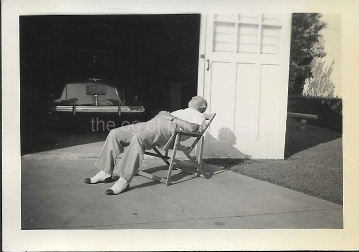 SMALL SNAPSHOT FOUND Photo Poster paintingGRAPH bw MAN AT LEISURE Original Portrait JD 110 2 M